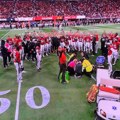 (Uznemirijući snimak) ceo stadion je mislio da je fudbaler nastradao: Najjezivija povreda u NFL-u, čitava Amerika zanemela na…