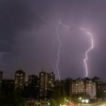 Proglašen crveni meteo alarm: Stižu obilne padavine, grad i olujni vetar