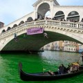 (VIDEO) Ekološki aktivisti u Veneciji obojili vodu u Velikom kanalu u zeleno