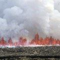 Vulkan na Islandu i dalje izbacuje lavu i dim: Užarena lava stigla do zaštitnih nasipa
