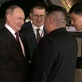 Putin doputovao u severnu Koreju: Pogledajte kako ga je dočekao Kim Džong Un lideri napustili aerodrom istim automobilom…