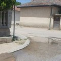 Voda se mesec dana izliva na ulicu dok okolina Bujanovca jedva preživljava bez kapi (Video)