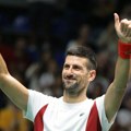 Novak naleteo na dva "matorca" u Londonu, uzeo reket da igra s njima, pa doživeo šok: "Ovaj je 1. na svetu?"