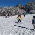 U Kušićima na Javoru ove zime veliki broj turista, staze odlične, školica skijanja za decu besplatna