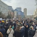 Protest ispred Školske uprave u Novom Sadu: Roditelji predali zahtev da se prekine školska godina