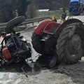 Traktor ostao prepolovljen, auto sleteo s puta: Strašan sudar kod Kraljeva, pripadnici hitnih službi na licu mesta