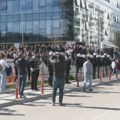 Grupa ljudi protestovala ispred redakcije N1 na Novom Beogradu