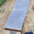 (Foto): Sveštenik zatekao polomljene krstove i uništene natpise na spomenicima: Oskrnavljeno groblje u Orahovcu