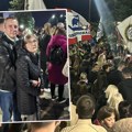 Dirljiv prizor s dočeka studenata u Loznici: Sin držao nepokretnu majku da bi mogla da pozdravi omladinu