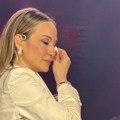 (Video) Jelena Tomašević u suzama na koncertu: Ovu pesmu je posvetila pokojnom ocu: Trenutak koji slama srca