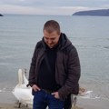 Naš pevač doživeo tešku saobraćajnu nezgodu: Kolegnica i on jedva izvukli živu glavu, na njih naleteo autobu: Prve slike sa…
