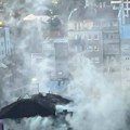 Požar na Zvezdari: Vatra "guta" zgradu, vatrogasci na licu mesta (foto/video)
