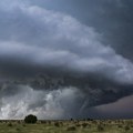 Dramatični snimci iz Italije: Tornado nosi sve pred sobom, ljudi beže u panici VIDEO
