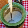 Kiselo mleko se nekad pravilo u kući i čuvalo u keramičkim ćupovima