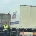 (Video) Sudar kamiona na Pupinovom mostu: Oprez! Srča i delovi vozila rasuti po svim trakama, saobraćaj usporen