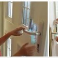 Potresan snimak, srpska deca u nemilosti naoružanih kurtijevaca: Razvalili im kuće, mališani lepe vrata svog doma (video)