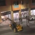 Nesvakidašnja pljačka u engelskoj Lopovi dovezli teleskopski utovarivač, iščupajli bankomat iz zida! (video)