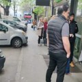 (Video) Muž Didi Janković ispred pečenjare čeka u dugačkom redu u Beogradu, poslednje pripreme pred Uskrs