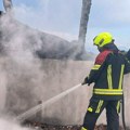 Vatrogasci gasili razbuktali požar u Bačkoj Palanci, pa u gustom dimu zatekli njega! Odmah su se bacili u akciju spasavanja