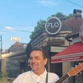 Narod sa svih strana: Dragan Kojić Keba zapevao na ulicama Niša i oduševio građane (foto)