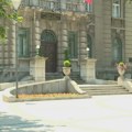 Nišlije se bune što je potrošeno milion dinara za oblaganje dva stara vozila plastičnom travom