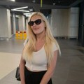 Sveže razvedena pevačica napustila Srbiju, sad pokazala kako uživa Baškari se na plaži, ispija ledeni napitak, a ispred nje raj…