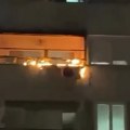 (Foto, video) Vatra gutala terasu u paviljonima! Noćna drama na Novom Beogradu: Sumnja se da je ovo uzrok, nadležni poslali…