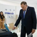 Čas zeleno, čas crveno svetlo: Kako izgleda elektronsko glasanje u BiH, uverio se i Dodik: Dva puta morala da mu pomogne i…