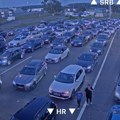 Kolaps na Bajakovu: Vozila čekaju na ulaz u Hrvatsku i po sedam sati, nezadovoljni vozači trube (foto)