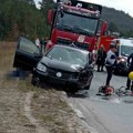 Težak udes na putu kod Zlatibora: Vozila smrskana, jedna osoba leži pored automobila, drugu izvukli vatrogasci