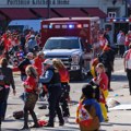 Pucnjava prekinula slavlje u Kanzas Sitiju – među ranjenima i deca, mediji prenose da su navijači savladali napadača