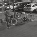 Štikle i minić, kad ono... Pogledajte kako devojka, skockana za izlazak, krade bicikl u Novom Sadu! (video)