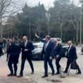 Protest u Podgorici zbog dolaska Dodika, izviždan na ulasku u parlament
