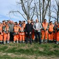 Čistio i gradonačelnik : Milan Đurić sa radnicima "Čistoće" u prolećnoj akciji uređenja Novog Sada