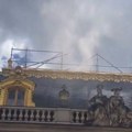 Goreo Versaj Iz dvorskog kompleksa evakuisano nekoliko stotina posetilaca (video)