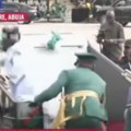 Predsednik se okliznuo i pao! Dok se penjao na svečano vozilo pao, pomogli mu da stane na noge (video)