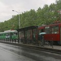 Žestok sudar gradskog autobusa i putničkog vozila! Saobraćajka na Bulevaru u Beogradu, srča rasuta po putu, saobraćaj…