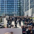 Demonstranti otišli s kapije N1, ispraćeni aplauzom zaposlenih iz Erport sitija