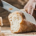 Neke pekare naplaćuju nekada besplatnu uslugu - sečenje hleba