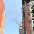 (Foto) gori stan na 8.: Spratu u zgradi na Banjici u toku evakuacija stanara i sa 9. sprata, na terenu vatrogasci i policija