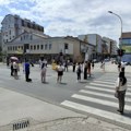 Kragujevčani i ovog petka blokiral raskrsnicu kod “Uzora”: Odata pošta žrtvama novosadske tragedije (FOTO)