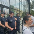 Rektor Madić zabranio studentima da uđu u Rektorat, policija im iznosi lične stvari