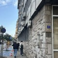 Skela uklonjena, problem ostao: Većnik tvrdi da Nišlije prolaze pored nebezbedne zgrade