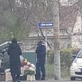 Policajac je zastao pored bake i njene ulične tezge sa cvećem, zbog onog što je uradio komentari samo pljušte