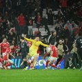 Фудбалска лудница каква се не памти! Погледајте како је голман Бенфике у последњој секунди постигао гол за пролаз даље…