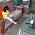 Telefon eksplodirao devojčici u rukama: Sve zabeležila kućna kamera, obratite pažnju na ovaj zvuk