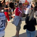 Navijači Zvezde prave ludnicu ispred hale u Madridu, vređaju Hezonju na srpskom i španskom