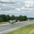 (Foto, video) Opasnost od eksplozije, blokiran auto-put u oba smera. Šleper sa bocama iz kojih curi gas stoji i dalje, pored…