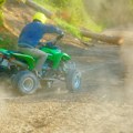 Uznemirujuć snimak iz Sjenice: Kvadom na trotoaru pregazio devojku (25)