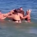 Udarila joj muža, a onda je nastao haos! Pogledajte žestoku tuču žena u moru u Ulcinju - sevali udarci, a dete na gumi sve…